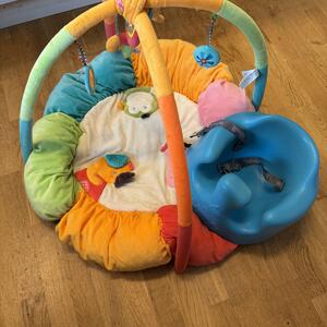 Baby gym och bumbo stol bortskänkes 