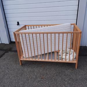 Spjälsäng skänkes