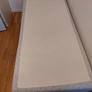 Enkel säng bortskänkes