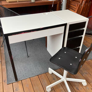 Skrivbord och stol från IKEA (Micke)