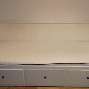 Hemnes bäddsoffa med två madrasser