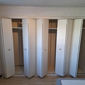 Garderober med vikdörrar 120+180 cm Sköndal