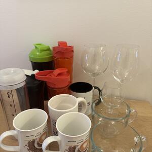 Blandade glas, plastmuggar/flaskor, tekoppar i glas och muggar