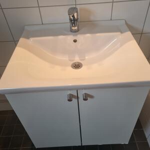Tvättställ med blandare från Oras samt spegelskåp