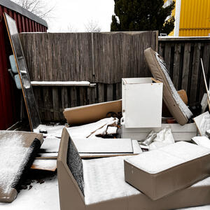 gamla kök och sofa