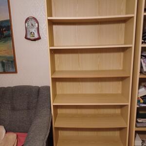 En stor bred dvd hylla skänkes omgående