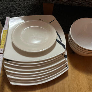 9 st 25cm tallrikar & några djupa