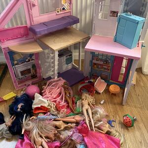 Barbiehus och blandade dockor