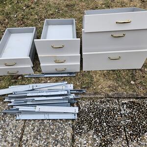 Äldre Ikea lådor med sliten lådfront bortskänkes