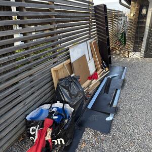 Barngolfklubbor, vattenbana (leksak), hylla, plåttak och bygg