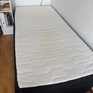 Säng 200x90 med förvaring