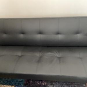 Svart bäddsoffa bortskänkes 