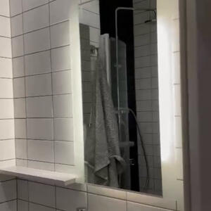 Badrumsspegel med lysrör