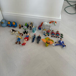 Blandade leksaker i plast