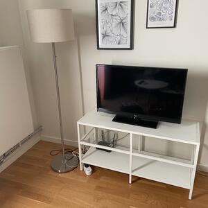 TV / TV-bänk / Nattduksbord skänkes