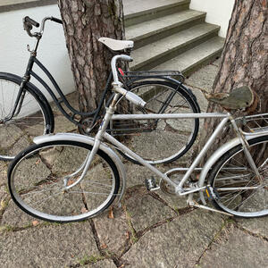 Två äldre cyklar