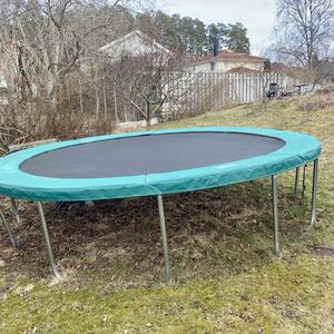 Studsmatta utan skyddsnät bortskänkes i Täby 