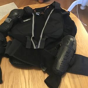 Skyddsväst med armbågsskydd cykling