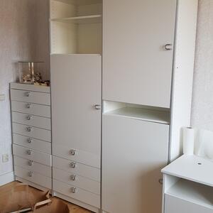 Ikeahyllor vita med hyllplan och lådor