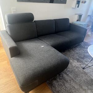 Bortskänkes mörkgrå soffa