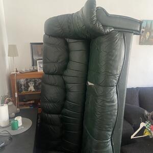 Två sits grön läder soffa 