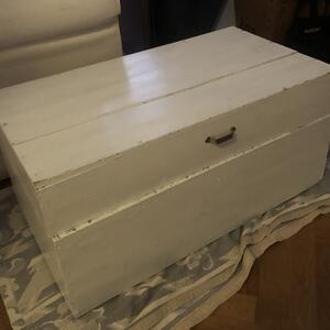 Vitmålad träkista 