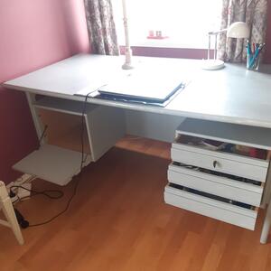 GRATIS fint ekskrivbord i grått, 170 x 80 cm.