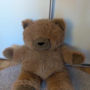Björn, kramig, rumsren. 70 cm lång. 
