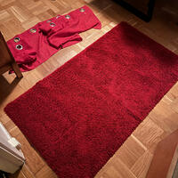 Röd matta (80x150) och röd gardinkappa (45x240)