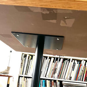 Stabilt bord och metallvagn