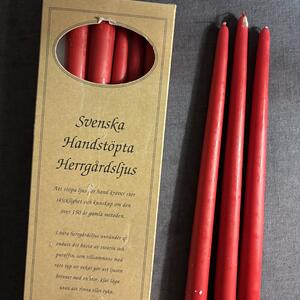 Långa röda stearinljus
