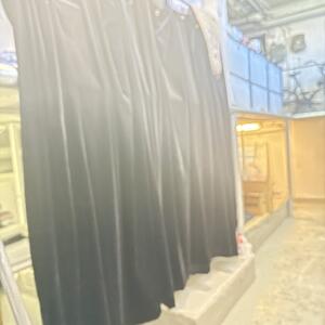 Stor svart sammets gardin 