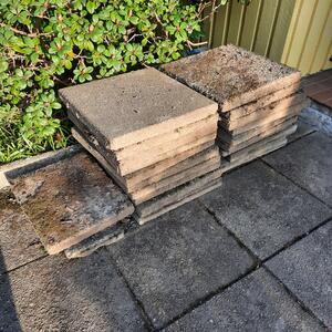Betongplattor skänkes