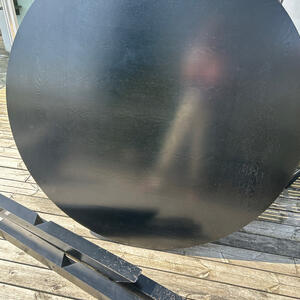 Svart runt bord