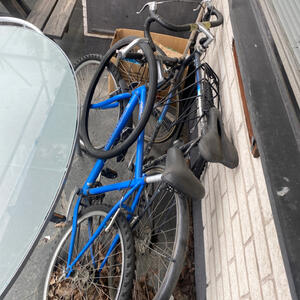 Två trasiga cyklar