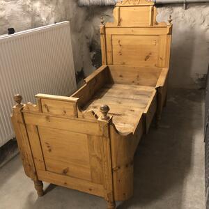 Antik barnsäng att växa i.