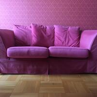En sliten och fläckig soffa bortskänkes