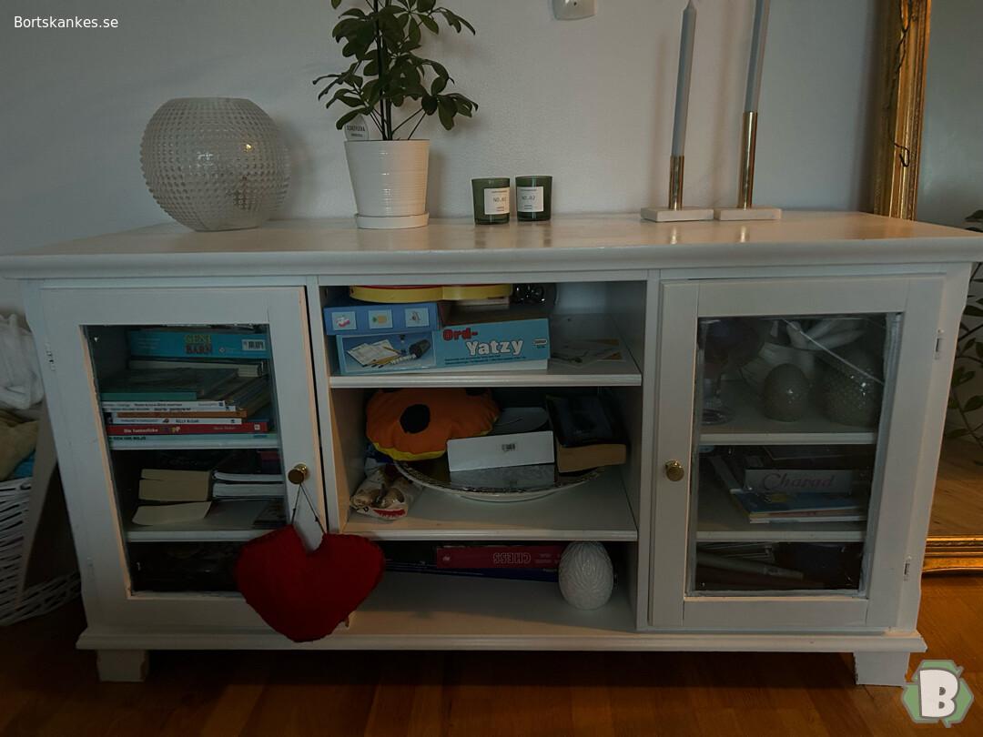 Ikea tv-bänk / skänk   på www.bortskankes.se